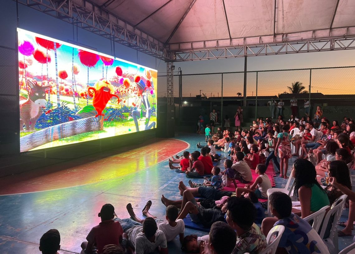 Moradores do Bairro Siriema prestigiam Cinema na Minha Comunidade
