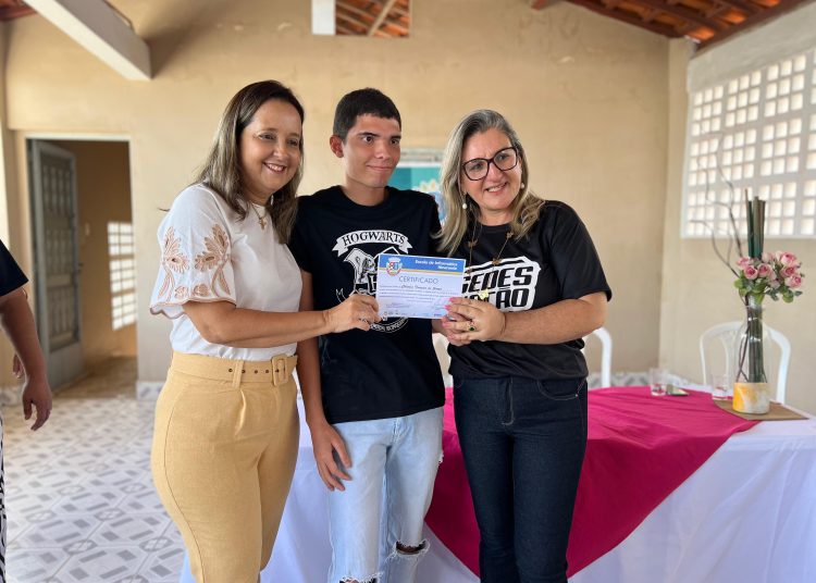 Oportunidade para a juventude: mais 39 alunos do Curso de Informática Básica recebem certificado de conclusão