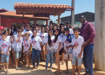 Sedes entrega fardamentos para 55 alunos do Projeto Inglês no Meu Bairro, no Juá