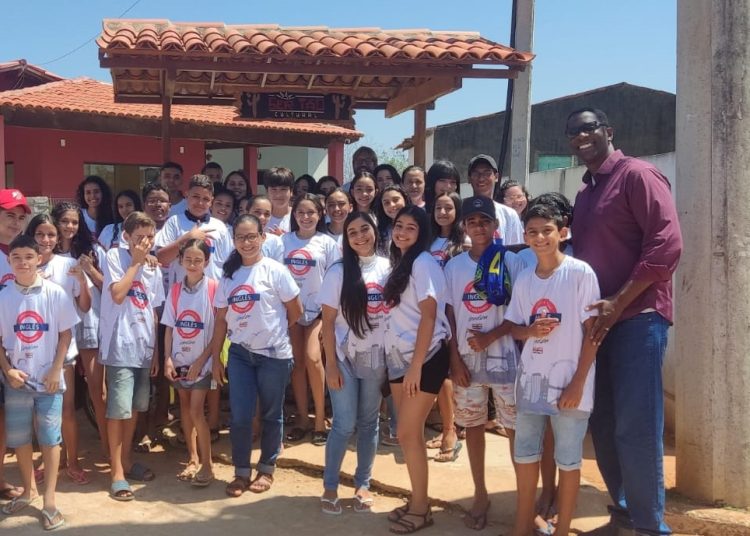 Sedes entrega fardamentos para 55 alunos do Projeto Inglês no Meu Bairro, no Juá