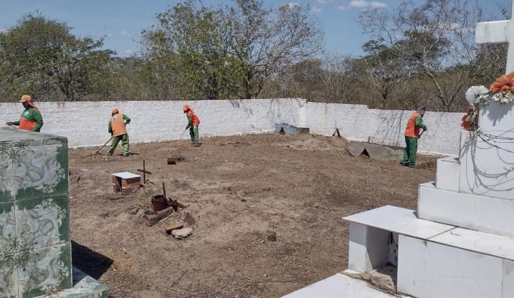 Com aproximação do Dia de Finados, Sema realiza limpeza nos cemitérios do município