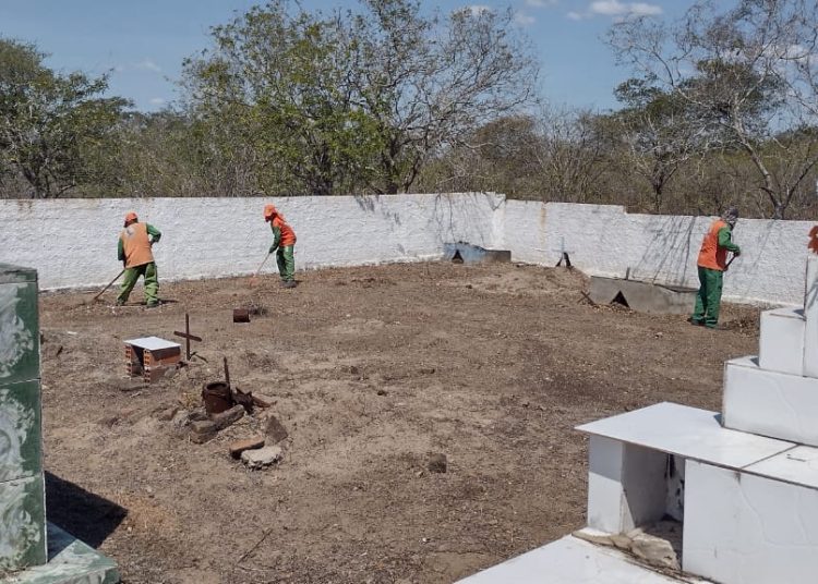 Com aproximação do Dia de Finados, Sema realiza limpeza nos cemitérios do município