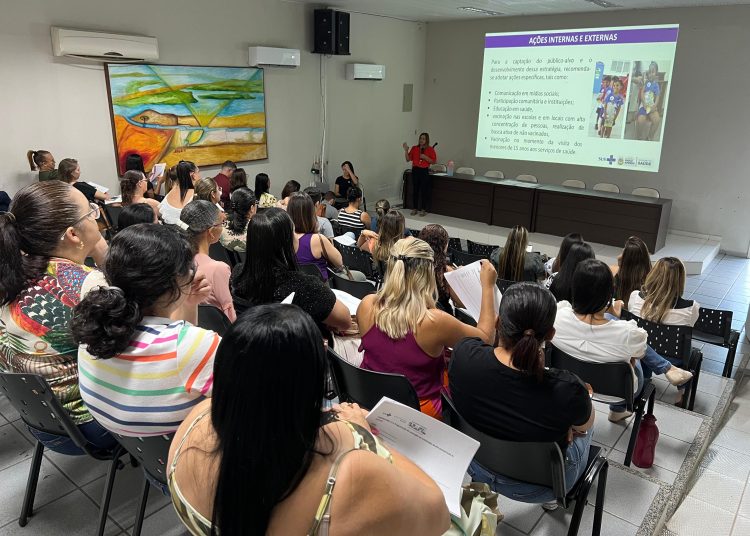 REUNIÃO MULTIVACINAÇÃO 01 Prefeitura de Paulo Afonso Sesau se reúne com profissionais da atenção básica que estarão atuando no Dia D de Multivacinação, que acontece neste sábado (7)