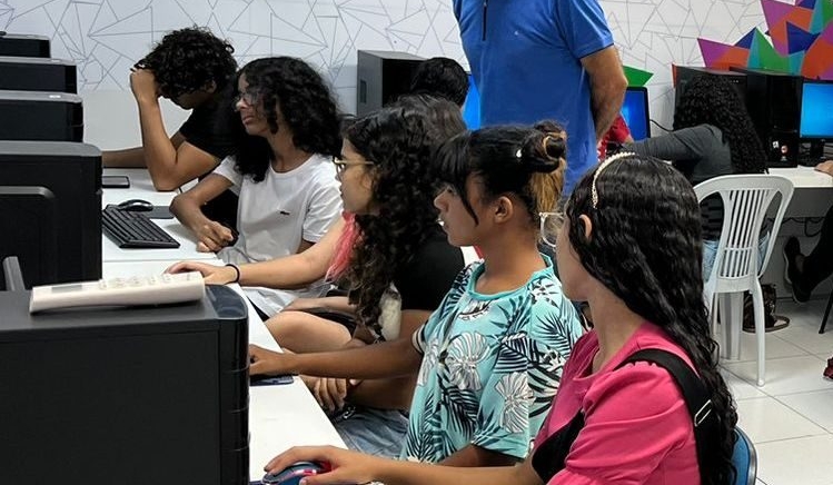 Mais 103 jovens do Centro e do BTN iniciaram o Curso de Informática Básica