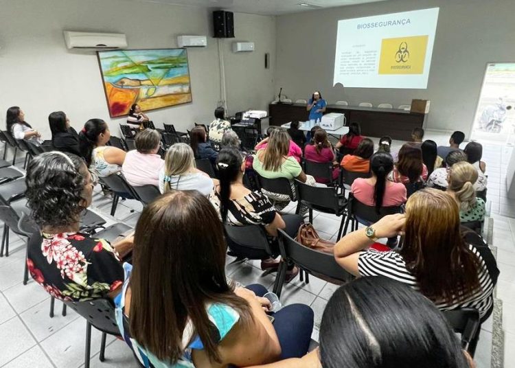 Boas práticas de biossegurança foi o tema da capacitação realizada pelo NEP para técnicos e auxiliares em Saúde Bucal