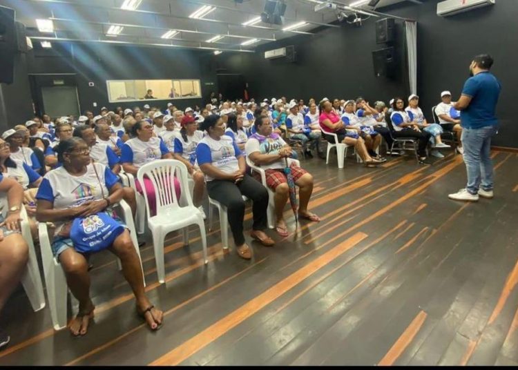 Idosos do SCFV participam de roda de conversa em alusão ao Novembro Azul