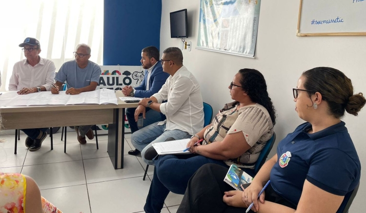 Reunião com feirantes e representantes de setores aborda melhorias no Mercado Público