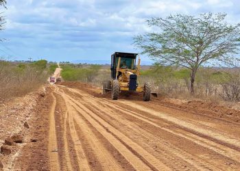 Prefeitura realiza terraplanagem de vias da área rural e inicia no trecho que vai da BA 210 até o trevo do Juá/ Várzea