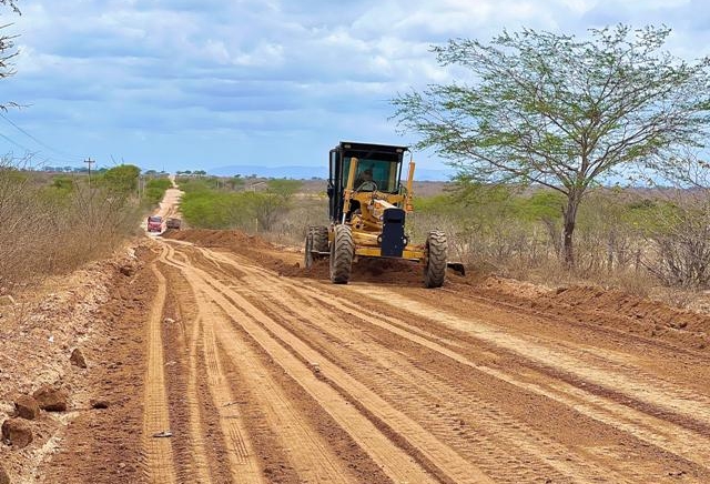 Prefeitura realiza terraplanagem de vias da área rural e inicia no trecho que vai da BA 210 até o trevo do Juá/ Várzea