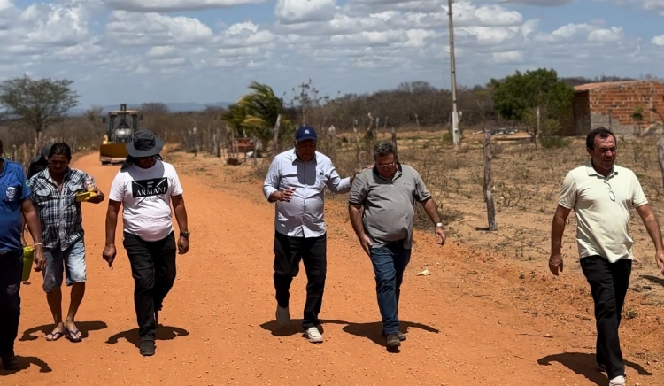 Em visita técnica ao povoado Batatinha, Marcondes acompanha início da instalação do novo sistema de bombeamento de água
