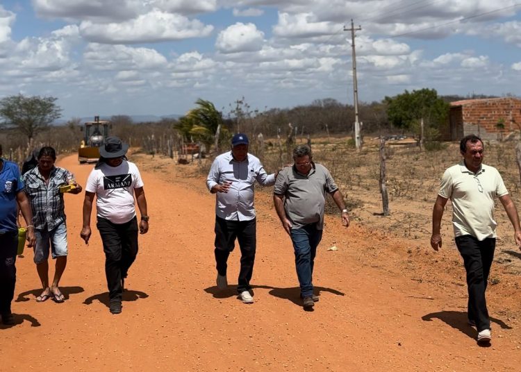 Em visita técnica ao povoado Batatinha, Marcondes acompanha início da instalação do novo sistema de bombeamento de água