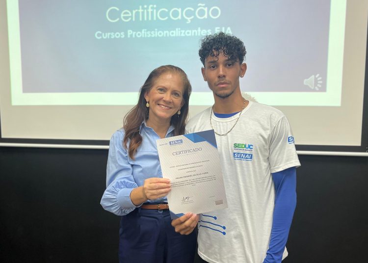 40 alunos do EJA concluem curso de Formação Profissional dos Estudantes