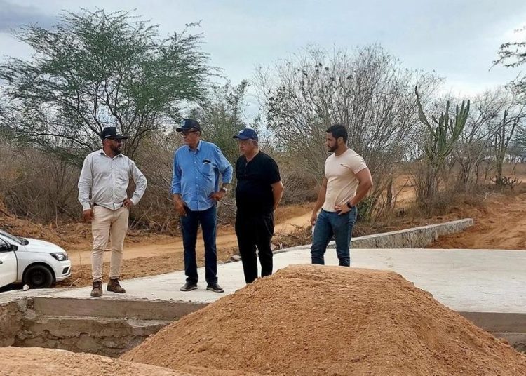 Marcondes acompanha andamento da construção de pontilhões nos povoados São José e Santo Antônio que estão em fase de finalização