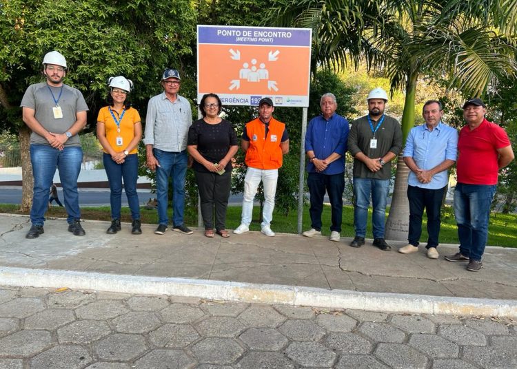 COLOCAÇÃO DE PLACAS 01 Prefeitura de Paulo Afonso Marcondes acompanha a colocação das placas de segurança de barragem do Plano de Contingência (Plancon)