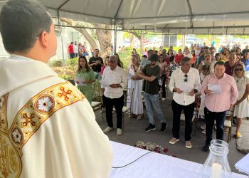 Missa de celebração de Natal e Ano Novo reúne servidores no pátio da Prefeitura