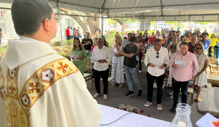 Missa de celebração de Natal e Ano Novo reúne servidores no pátio da Prefeitura
