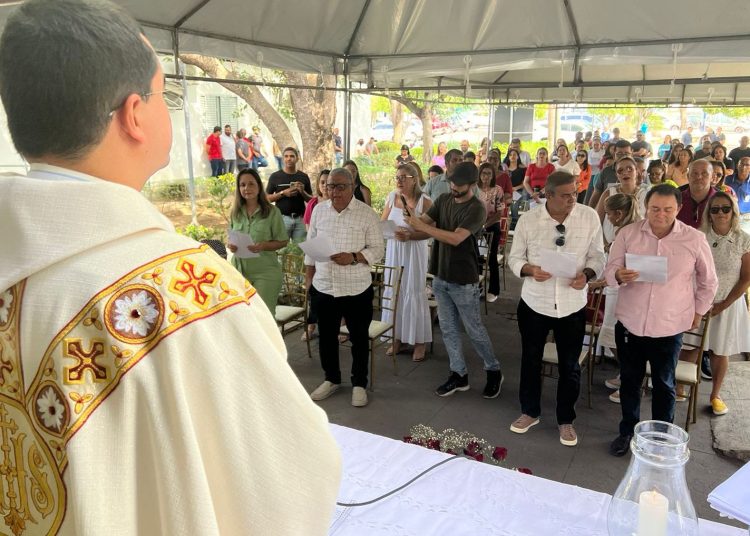 Missa de celebração de Natal e Ano Novo reúne servidores no pátio da Prefeitura