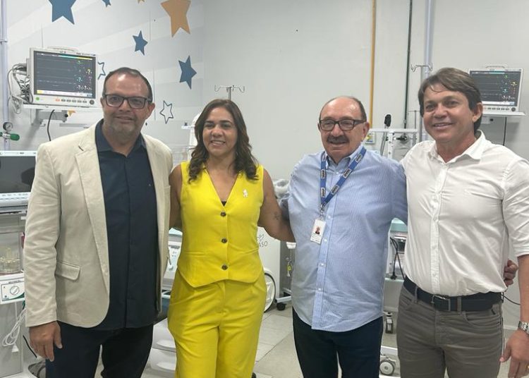 Durante vinda do governador, Secretária de Saúde do Estado, Roberta Santana,  visita HNAS acompanhada de Adonel