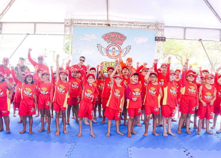 Alunos da rede municipal participam do Projeto Anjinho da Praia realizado pelo Corpo de Bombeiros Militar da Bahia