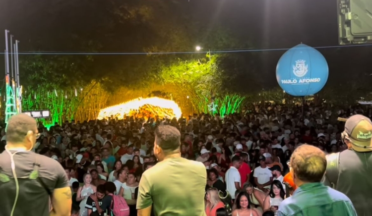Festa de Réveillon na Praça das Mangueiras reúne grande público e celebra a chegada de 2024 com atrações musicais e queima de fogos
