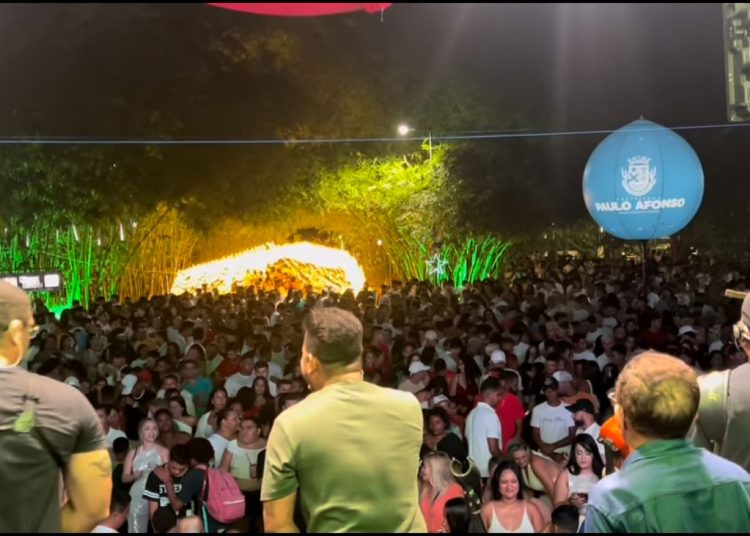 ano novo pós 01 Prefeitura de Paulo Afonso Festa de Réveillon na Praça das Mangueiras reúne grande público e celebra a chegada de 2024 com atrações musicais e queima de fogos