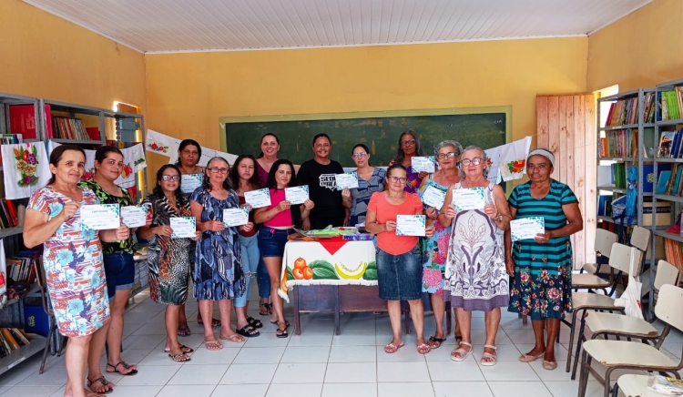 21 mulheres do povoado Várzea concluem oficina de pintura em tecido