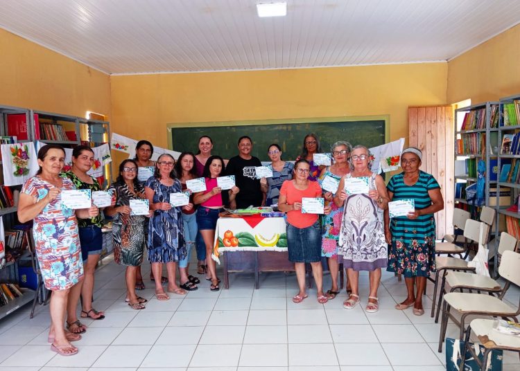 21 mulheres do povoado Várzea concluem oficina de pintura em tecido