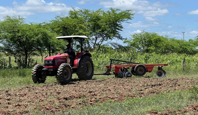 Prefeitura beneficia 35 produtores do povoado Caiçara I com aração de terra