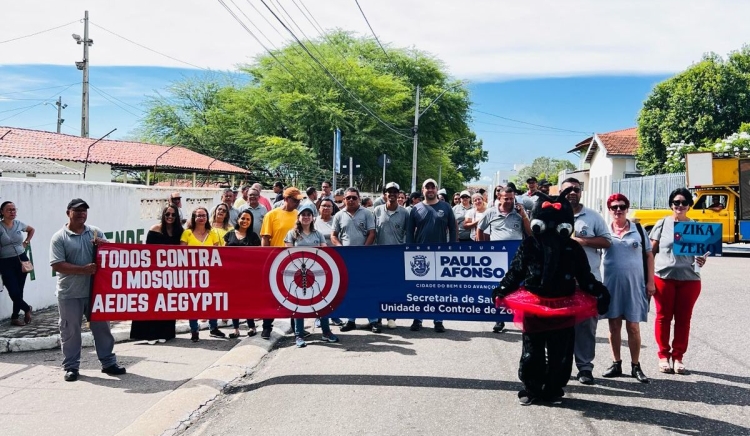 Caminhada pelas ruas da cidade mobiliza população para os cuidados com a dengue