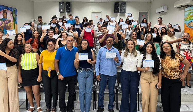 46 jovens receberam o certificado de conclusão do Curso de Informática Básica, nesta terça-feira (19)