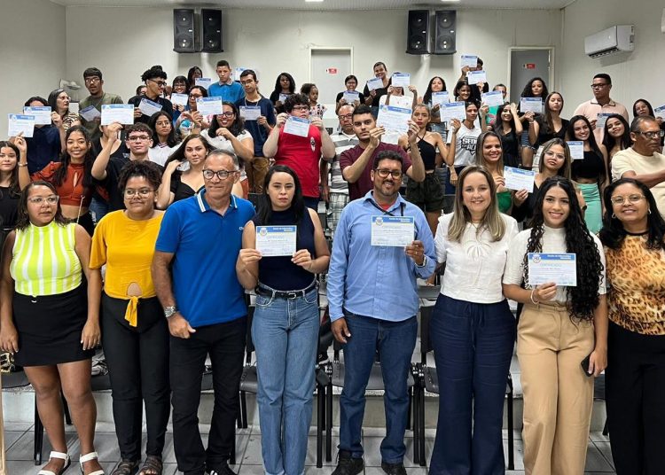 46 jovens receberam o certificado de conclusão do Curso de Informática Básica, nesta terça-feira (19)