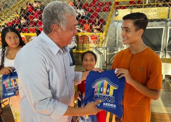 Cerca de 300 adolescentes assistidos pelo SCFV recebem kits com camisa, bolsa e garrafa