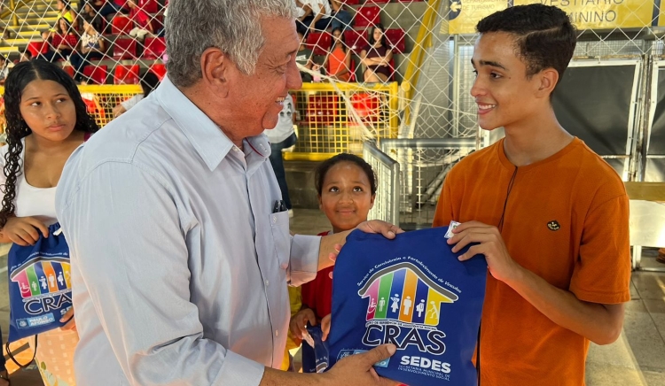 Cerca de 300 adolescentes assistidos pelo SCFV recebem kits com camisa, bolsa e garrafa