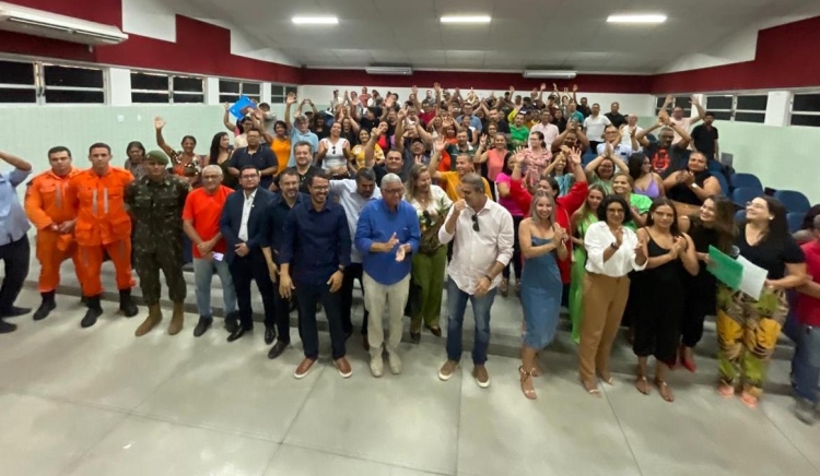 Com discursos emocionados, agentes de endemias agradecem ao prefeito em exercício Marcondes Francisco pela posse de 80 profissionais