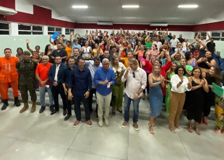 Com discursos emocionados, agentes de endemias agradecem ao prefeito em exercício Marcondes Francisco pela posse de 80 profissionais