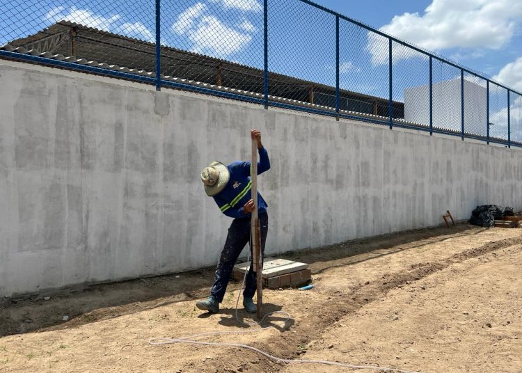 Prefeitura investe no esporte com a requalificação do Estádio Álvaro de Carvalho e obra está bastante avançada