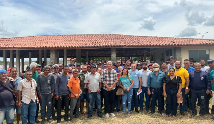 Durante encontro com bombeiros responsáveis pela água na área rural, Marcondes ressalta importância do trabalho realizado e ouve demandas