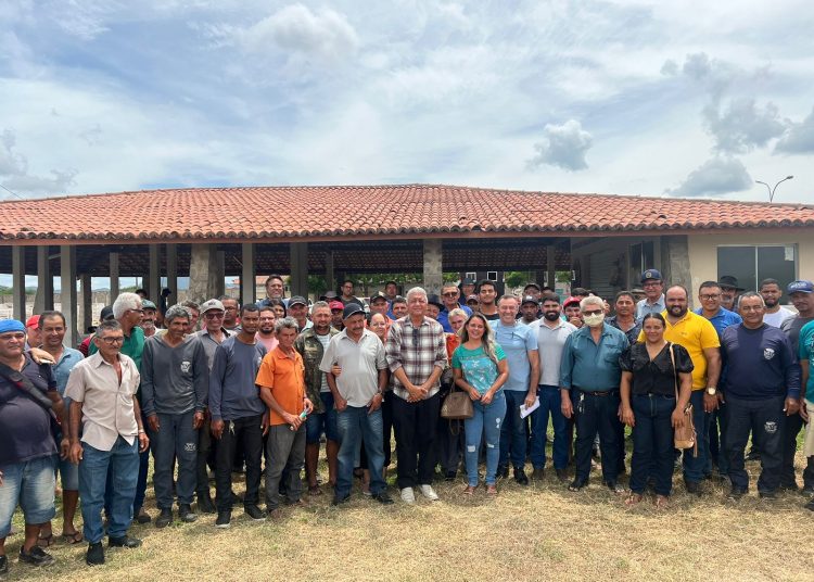 Durante encontro com bombeiros responsáveis pela água na área rural, Marcondes ressalta importância do trabalho realizado e ouve demandas