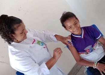 Campanha Vacinação nas Escolas aplica cerca de 2 mil doses em crianças e adolescentes da rede pública municipal e estadual