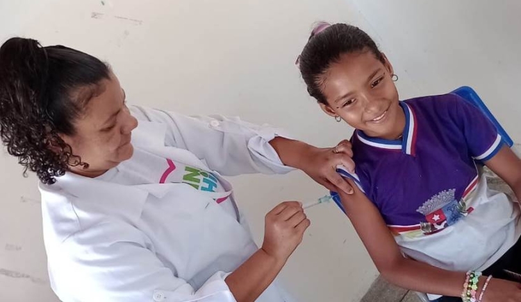 Campanha Vacinação nas Escolas aplica cerca de 2 mil doses em crianças e adolescentes da rede pública municipal e estadual