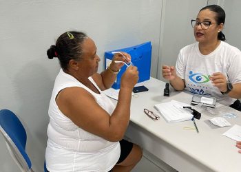 Sesau entrega mais 150 óculos para moradores do Bairro Tancredo Neves em mais uma edição do Projeto Ver Melhor