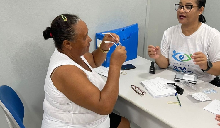 Sesau entrega mais 150 óculos para moradores do Bairro Tancredo Neves em mais uma edição do Projeto Ver Melhor