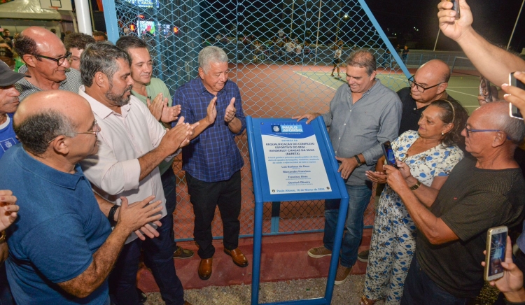 Com participação de moradores e esportistas o Complexo Esportivo do BNH Bareta foi entregue neste sábado (16)
