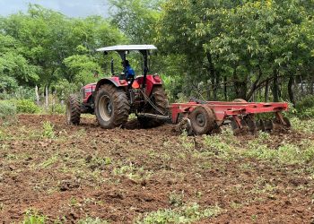 Em uma semana de trabalho, Prefeitura realiza aração de terra em 18 povoados e contempla 126 propriedades