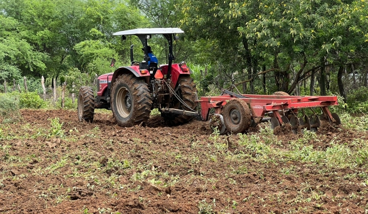 Em uma semana de trabalho, Prefeitura realiza aração de terra em 18 povoados e contempla 126 propriedades