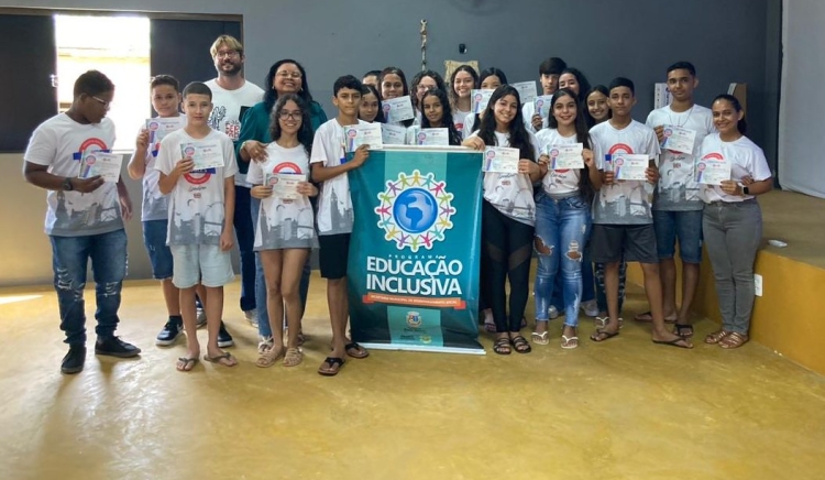 25 moradores do povoado Juá receberam o certificado de conclusão do Curso de Inglês no Meu Bairro