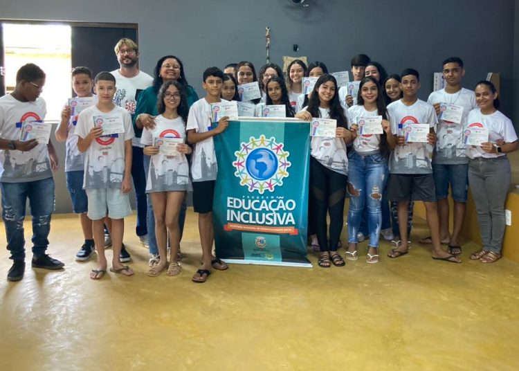 25 moradores do povoado Juá receberam o certificado de conclusão do Curso de Inglês no Meu Bairro
