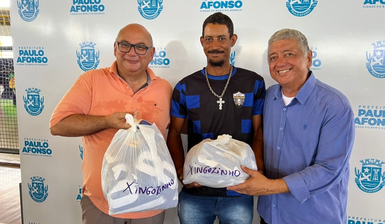 Prefeitura entrega uniformes a 17 equipes que disputam Campeonato de Futebol da Área Rural