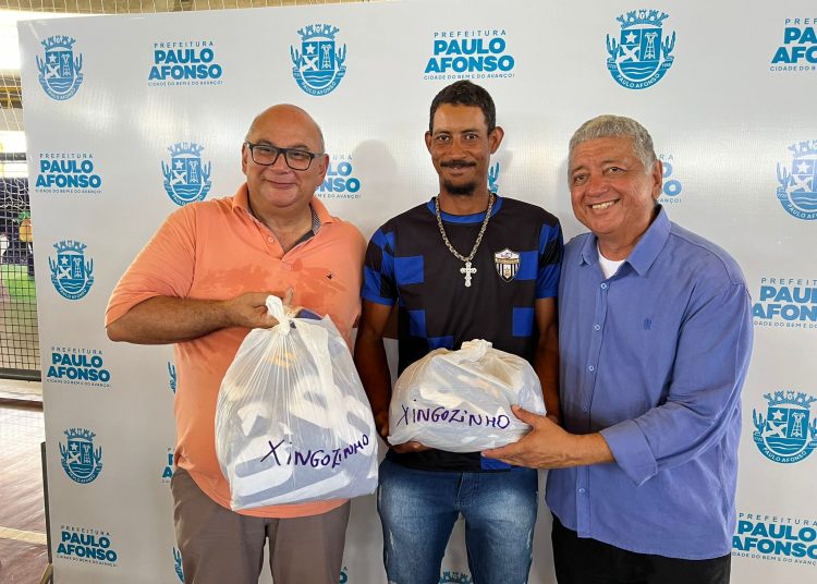 ENTREGA DE FARDAMENTOS 01 Prefeitura de Paulo Afonso Prefeitura entrega uniformes a 17 equipes que disputam Campeonato de Futebol da Área Rural