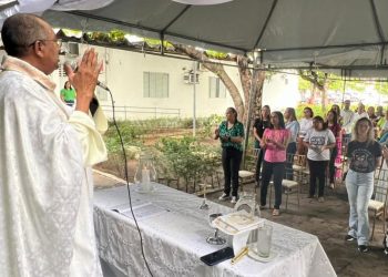 Missa marca celebração de Páscoa dos servidores